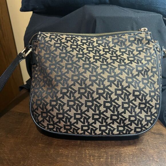 DKNY CROSSBODY PURSE - Picture 2 of 5